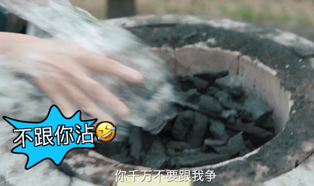 蔡少芬一家五口踏青烧烤，夫妻恩爱互喂，半岁