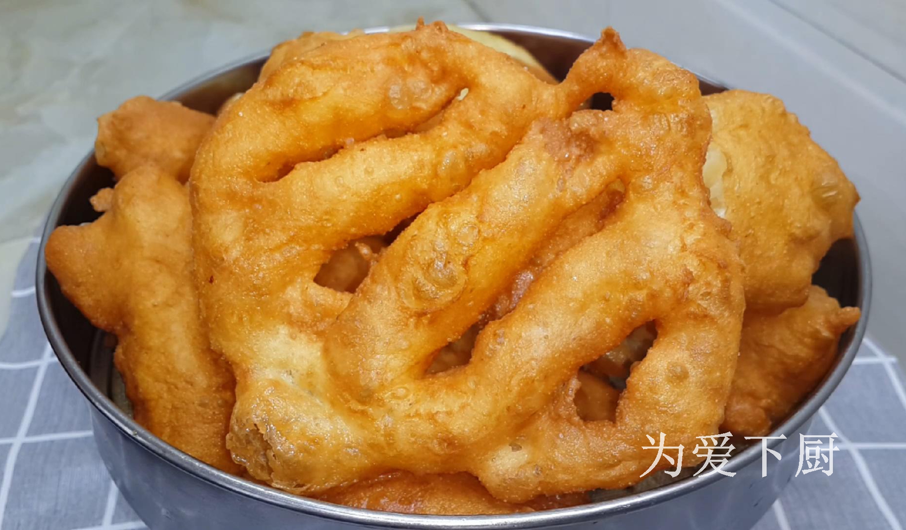 It’s easy to do this for fritters. Put it in the refrigerator. It’s simple and delicious.