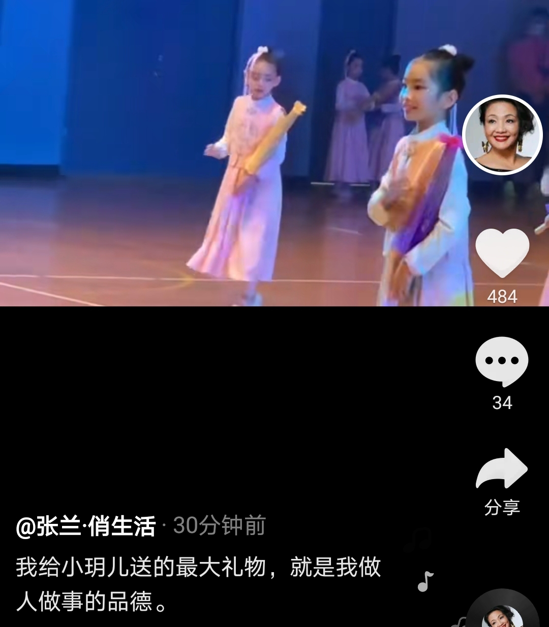 大s婆婆曬孫女演出視頻，小玥兒舞姿稚嫩，手持油紙傘變民國女孩