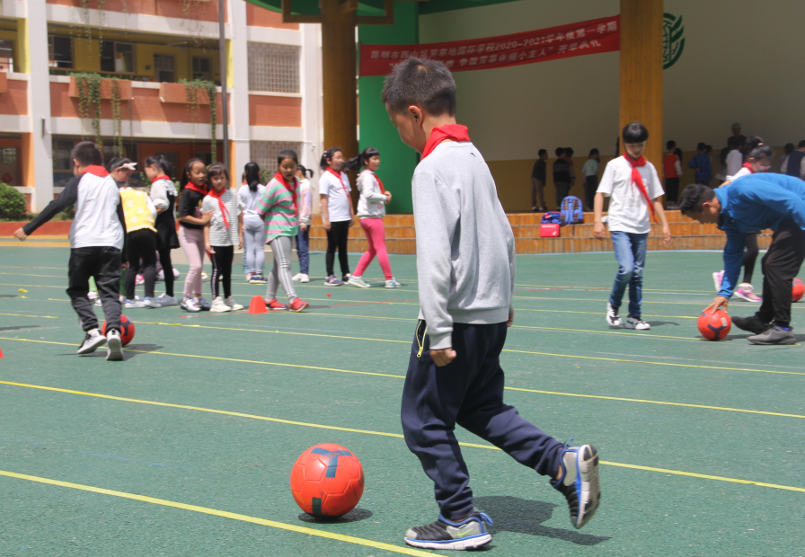 足球梦 中国梦：昆明西山区芳草地国际学校全面普及校园足球运动