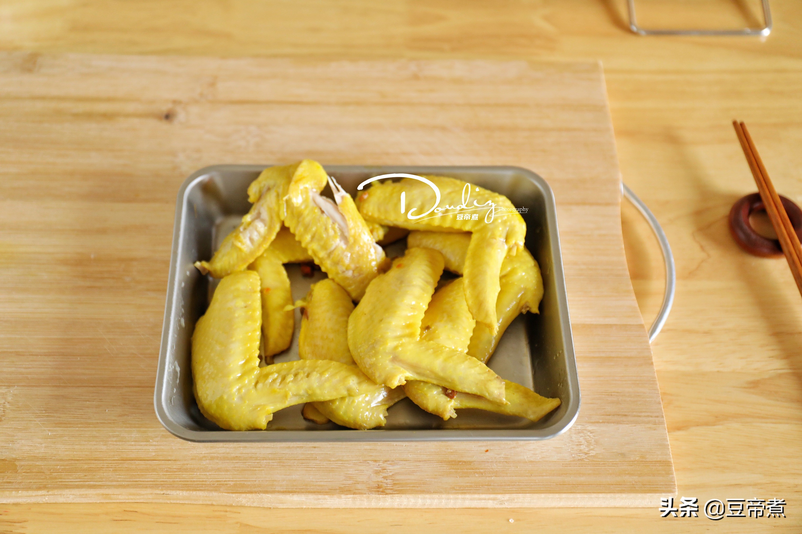 不要再做可乐鸡翅了，试试最近很流行的盐焗鸡翅，味道香口感还好