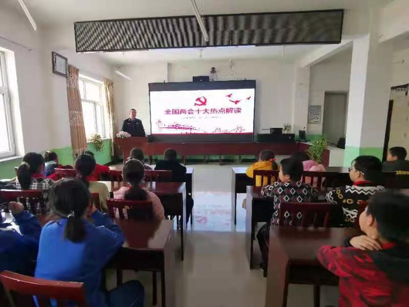 民警进校园，开展“童心向党，聚焦两会”大讲堂活动