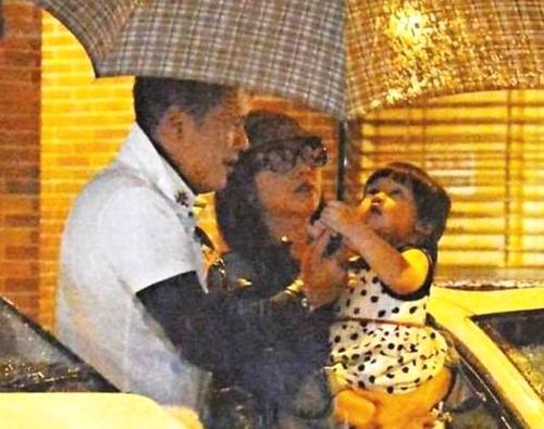 谢霆锋御用经纪人：单身生女独自抚养，一个比王菲还传奇的女人