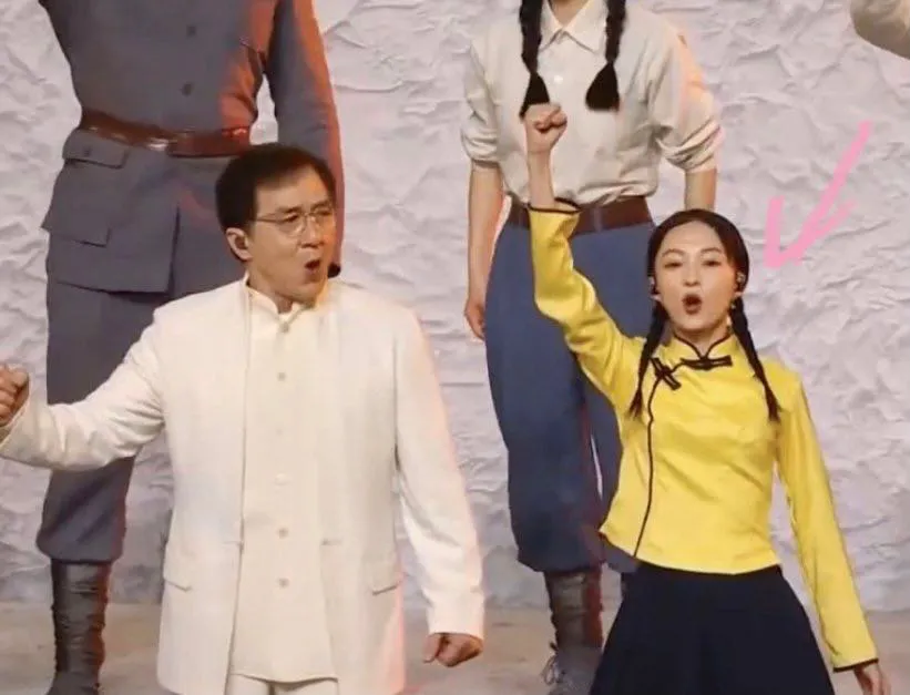 七一晚会女星:杨紫眼含热泪,高圆圆戴安全帽