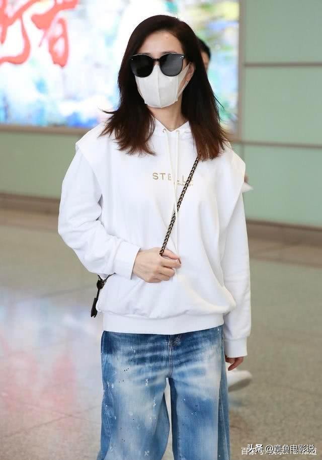 佘诗曼真的44岁了？穿衣肥大太随便，出乎意料还