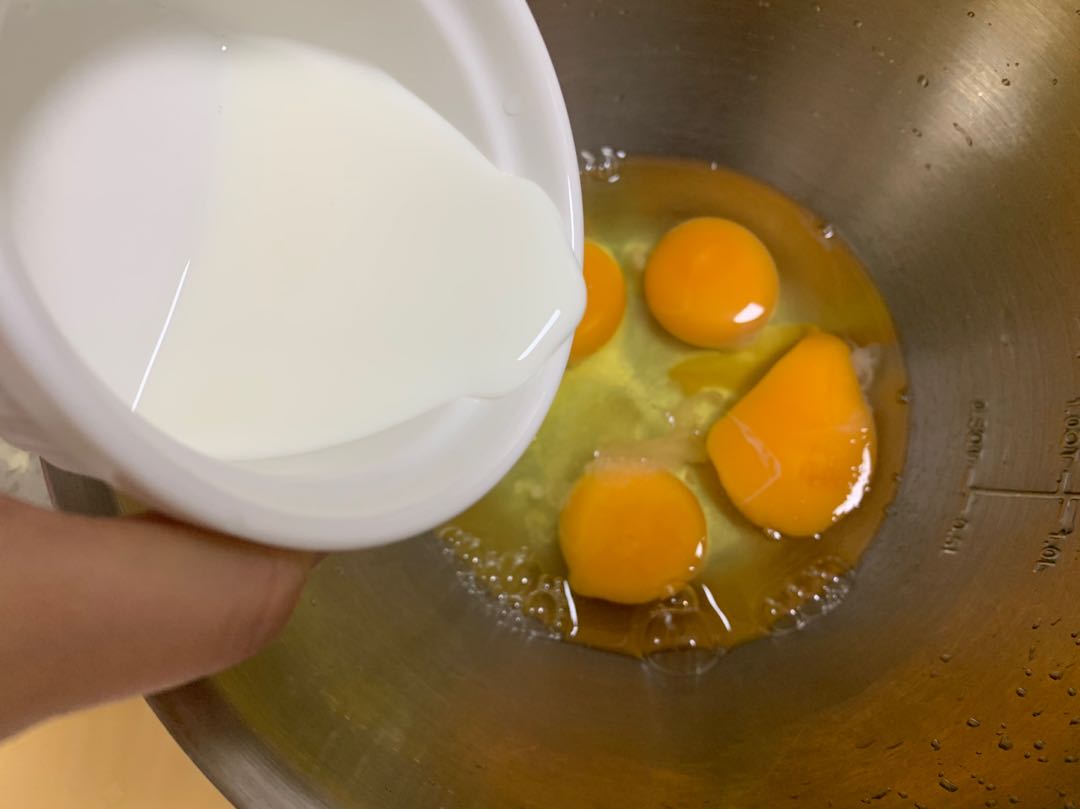 4 eggs, half a cup of milk, teach you to make a rich milk flavor, a thick egg burnt in one bite