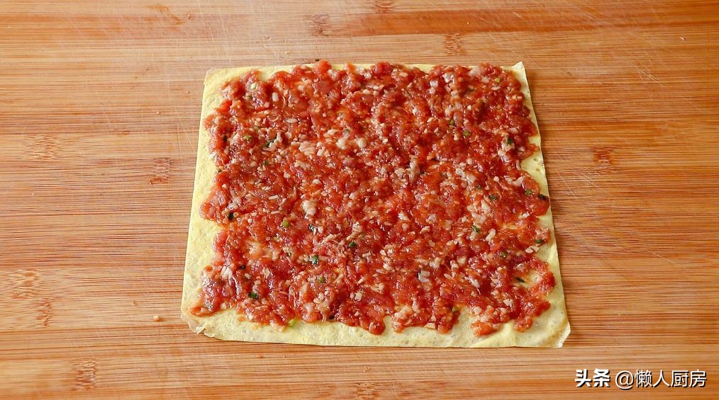 猪肉配上莲藕，既是汤又是菜，加上一点韭菜后，吃起来特别的鲜