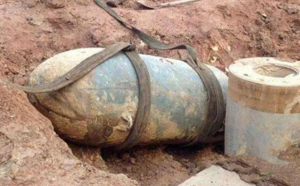 四川农村挖出“炸弹”，施工工人吓得报警，专