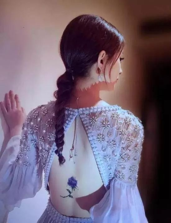 赵丽颖背上纹身为谁而留？冯绍峰蒙在鼓里，36片花瓣却已明示答案