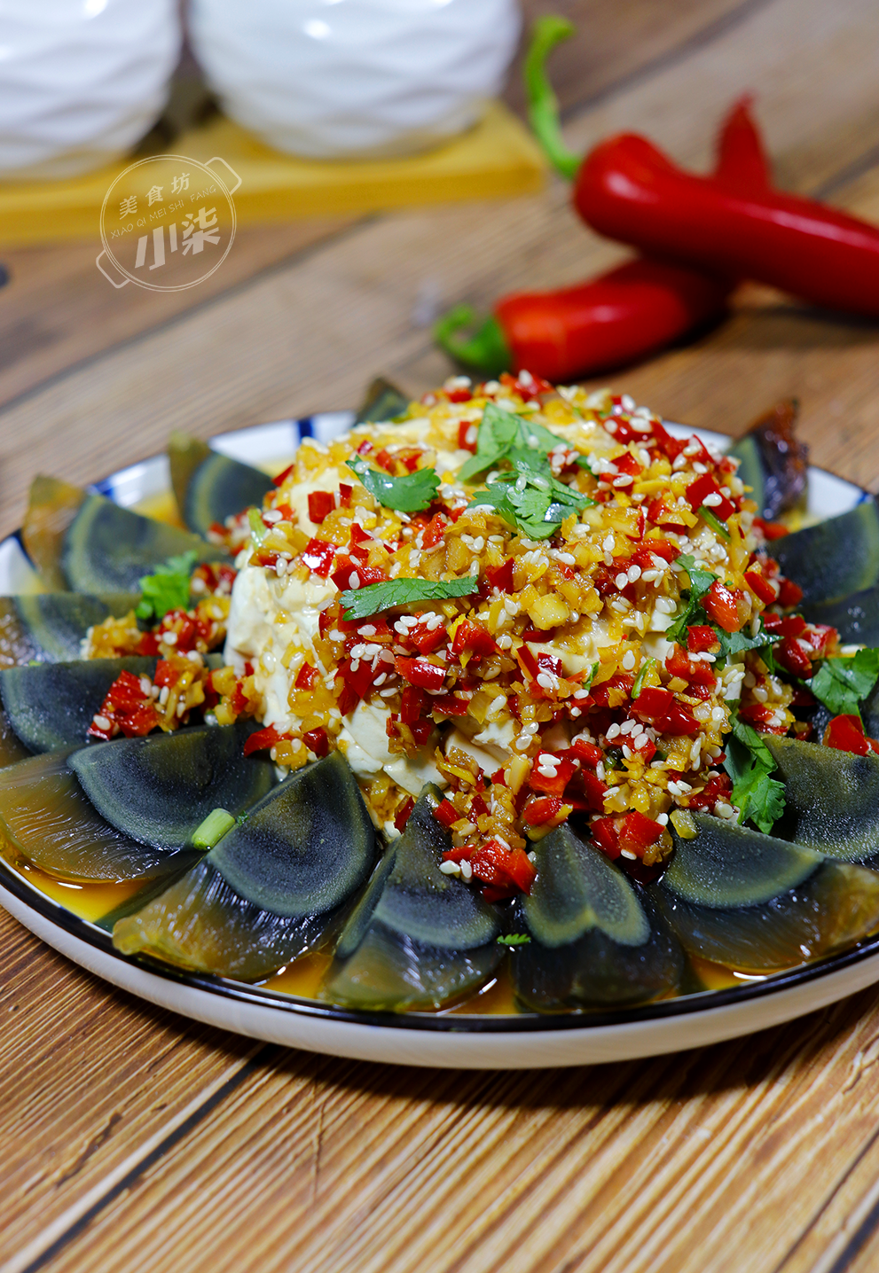 皮蛋放鍋裡蒸一蒸，飯店38元一份，在家做成本8元，待客太有面子