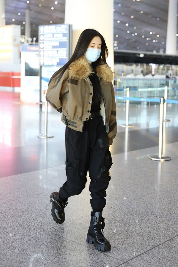 张碧晨一身飞行夹克更英气，当妈之后仍然自立