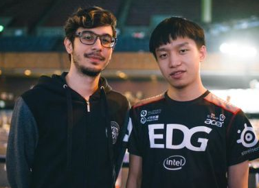 LOL 廠長粉絲Revolta發文曬圖：我和偶像都回來了