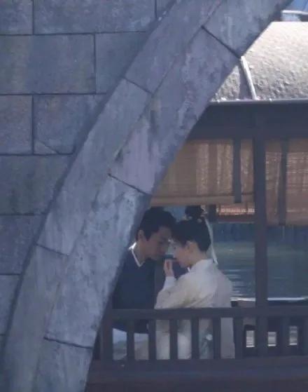 Below far Yi Fei seeing Liu and old dawn bridge opening in be passionately in love... it is # Liu Yifei so Chen Xiao pulls hand road to appear #