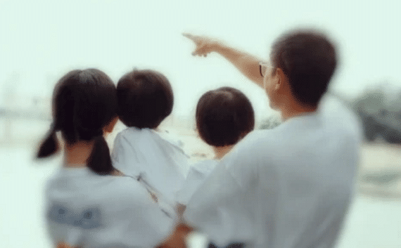 Xie Na celebrates 3 years old of birthday for twin, the abdomen that hold out pregnant is accompanied play small Ga show, by the daughter a word is offended cry