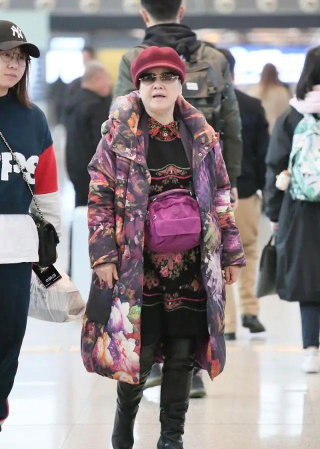 76岁李谷一台上台下差距大，穿花袄花裙走机场，皱纹满面太苍老