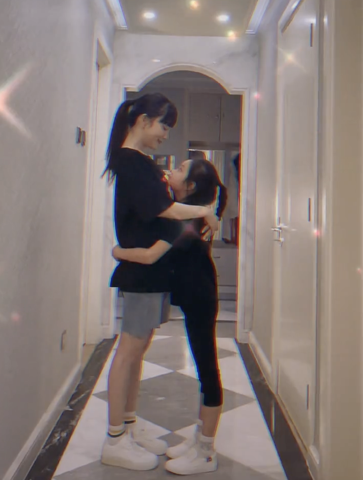 李小璐母親節曬母女視頻，各種風格切換，甜馨身高直逼媽媽肩膀