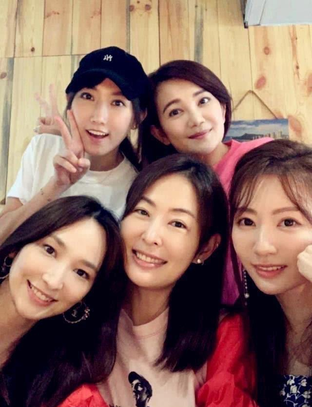 吴佩慈近况太惨，老公欠债带4娃急飞香港，边澄