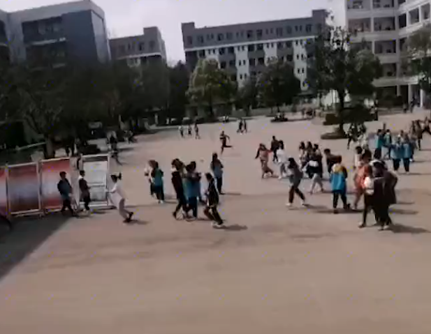 重庆15岁男孩失踪，一周后发现尸体浮在学校水池中，书包里有砖头