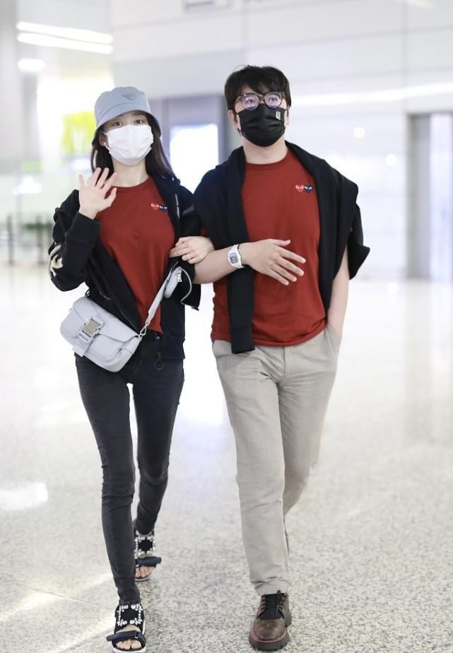 吉娜当了妈也这么美，穿T恤牛仔裤看着身材没走样，素颜挺耐看