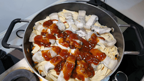 It costs 300 yuan to eat out of the stew pot, and you can make it at home for 100 yuan. Novice kitchen personnel can also make it.