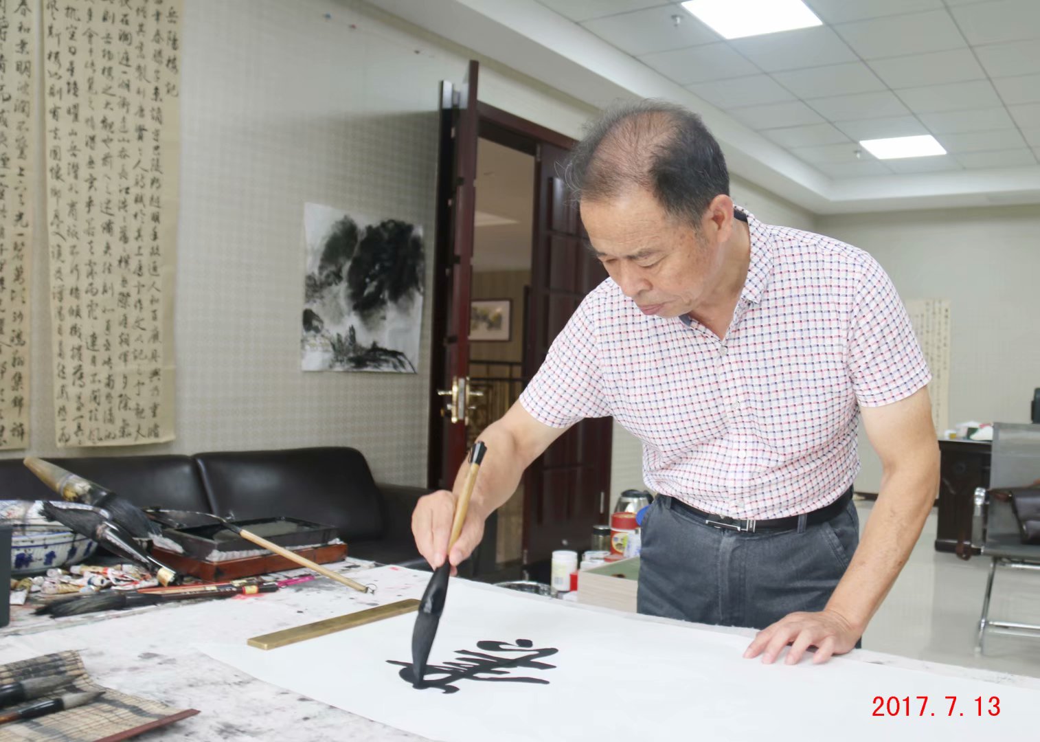 1979年，武汉军区那个搓煤灰当墨水练字的战士现在怎么样了？