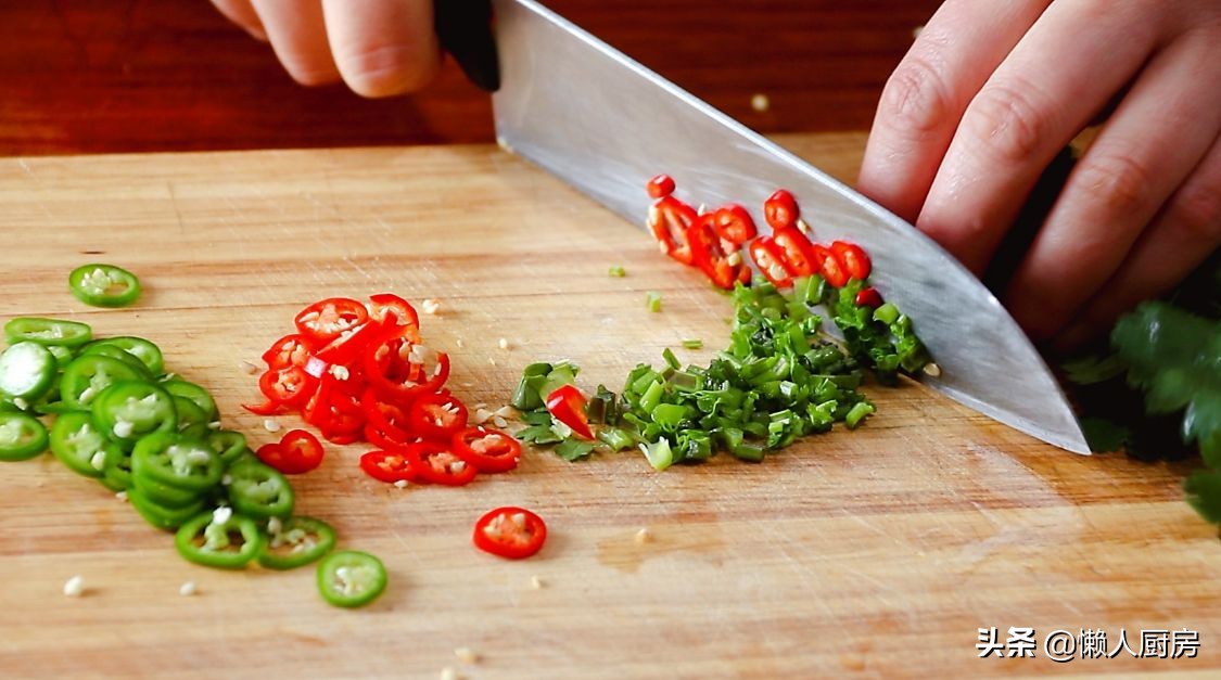 碰到這椰子別手軟，價格便宜，人人吃得起，塞進一隻雞，解饞