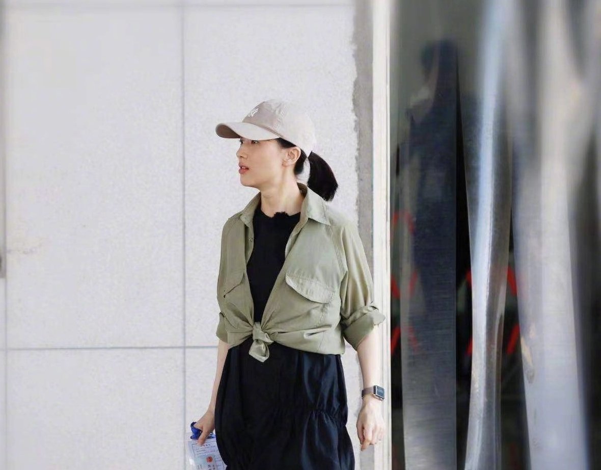 " star great detective " the line on graph going to work, bai Jingting wears joining together business suit, he Gui is whiten garment male god