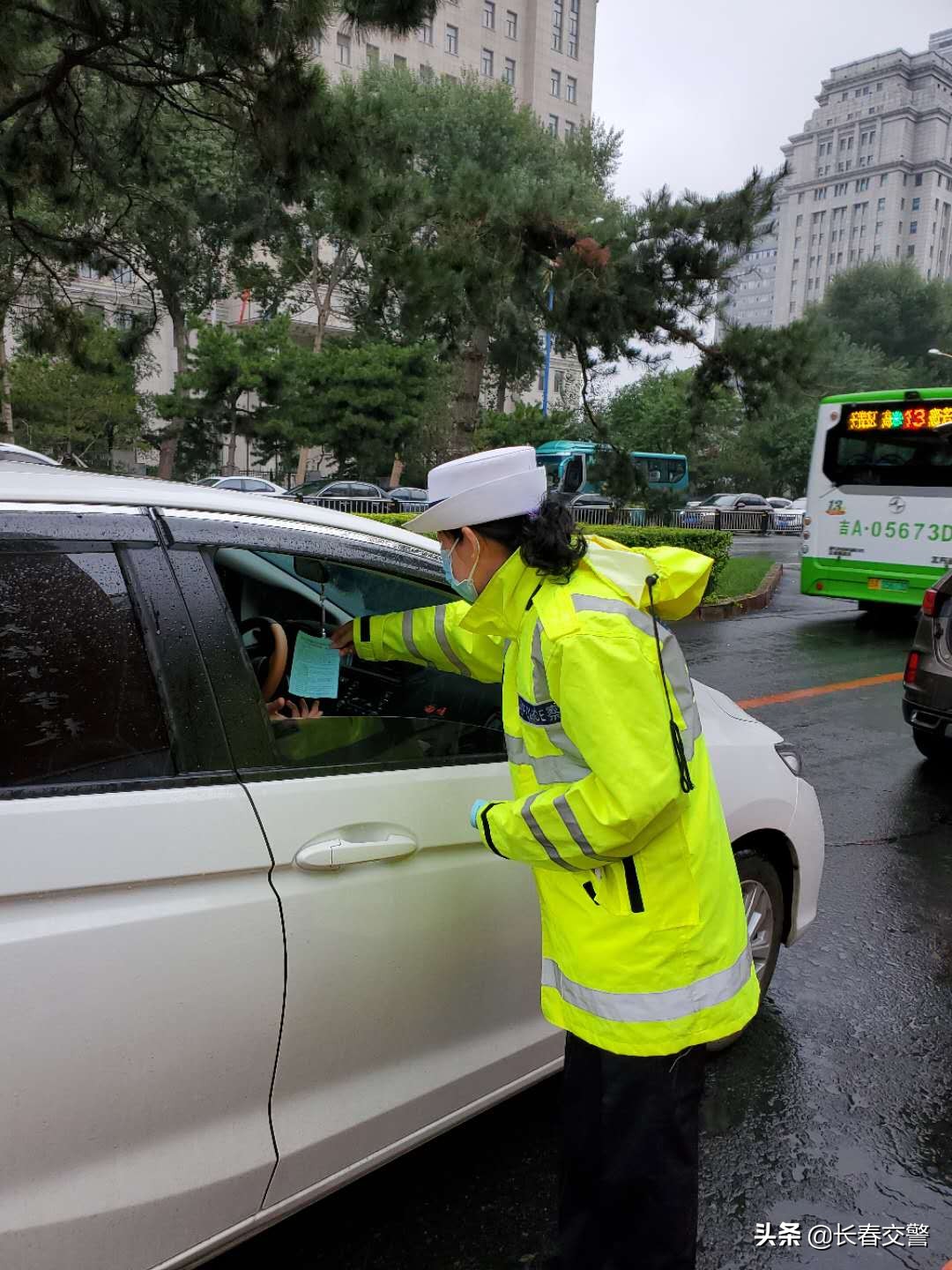 雨中新学期，长春交警暖心护航！