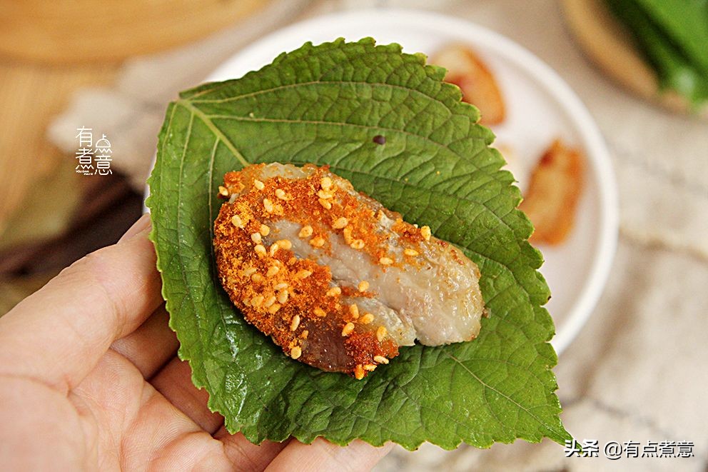 五花肉買來不炒不燉，拿葉子包起來，清香不油膩，下酒下飯真過癮