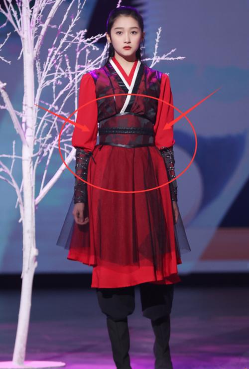 王牌6关晓彤cos赵丽颖“周翡”，同款造型，腰围