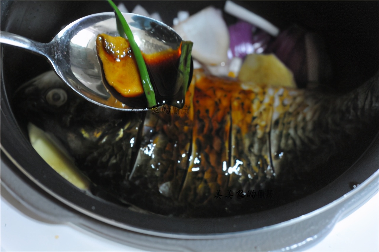 把整條魚扔進電飯鍋裡，不加油不放水，一周吃6次，餐餐都光盤