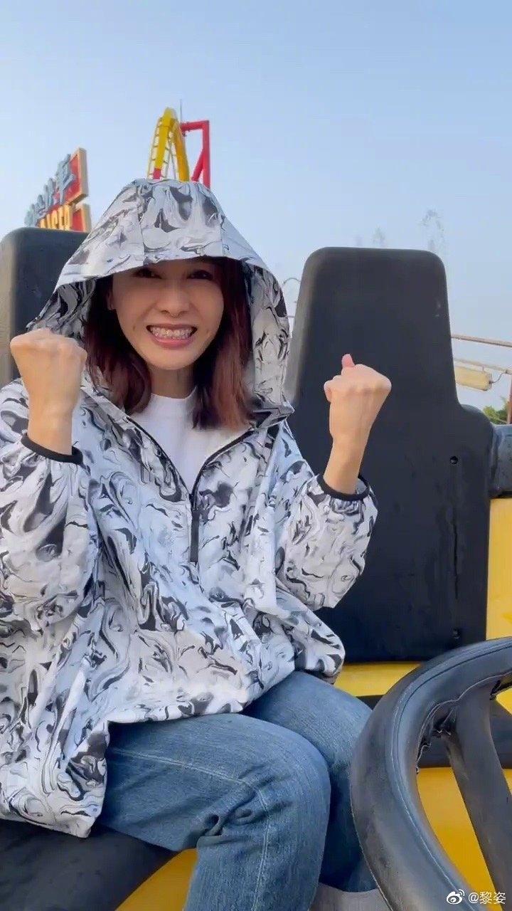 黎姿與家人共遊樂園，3​個​女兒穿著普通接地氣，弟弟坐輪椅