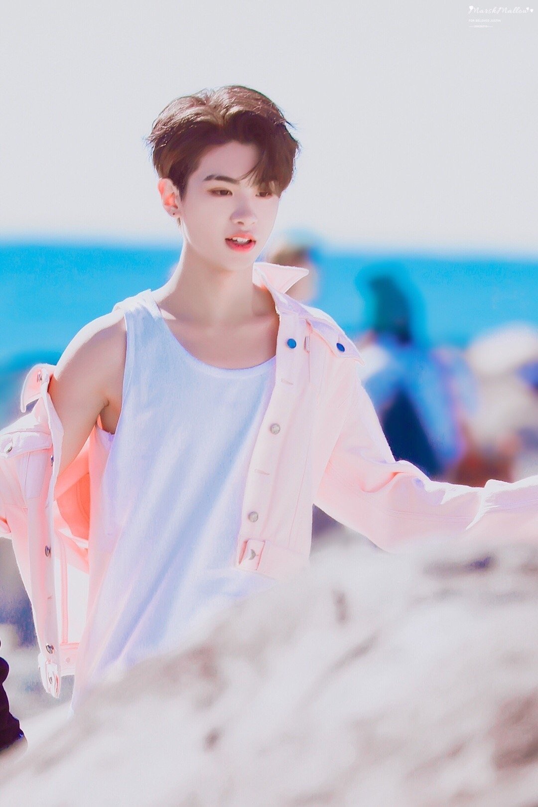 和蔡徐坤争品牌代言后，王一博和黄明昊录综艺，可惜只是飞行嘉宾