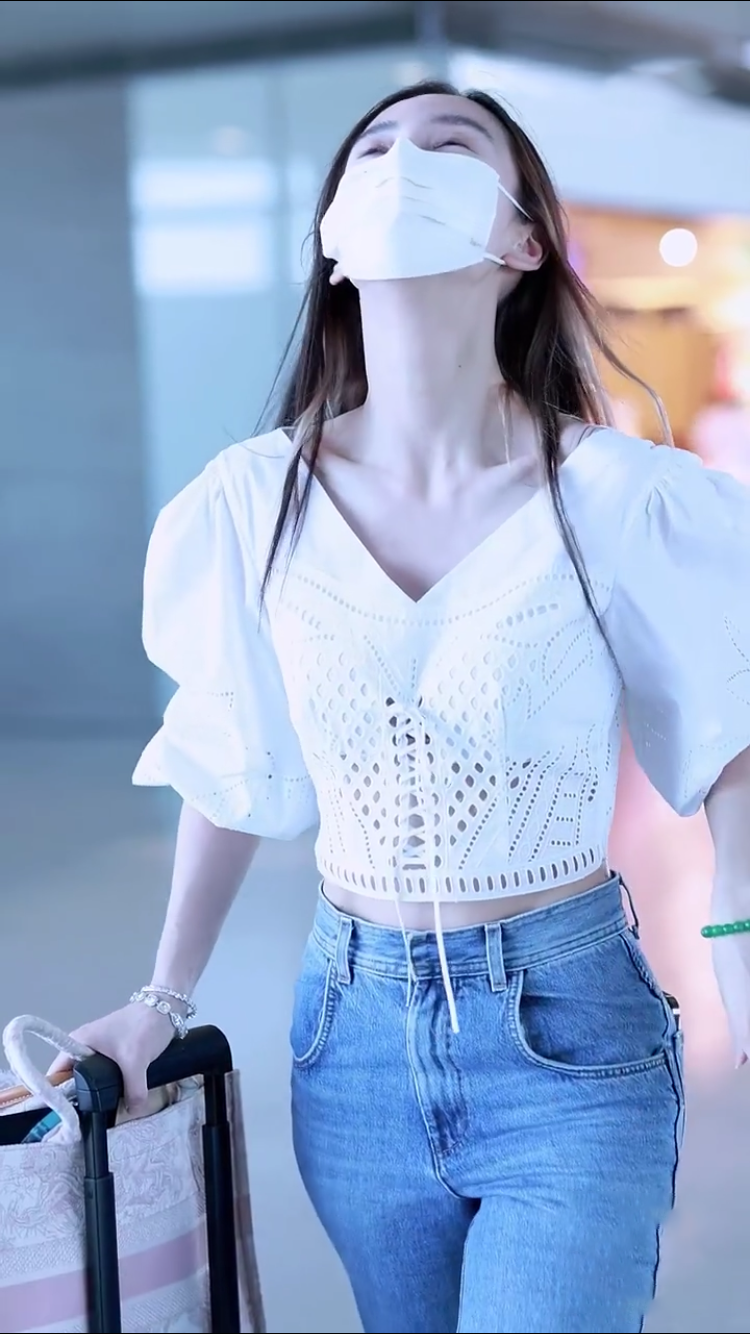 baby帶兒子出行，4歲小海綿獨自推行李箱，母子倆機場狂奔太可愛