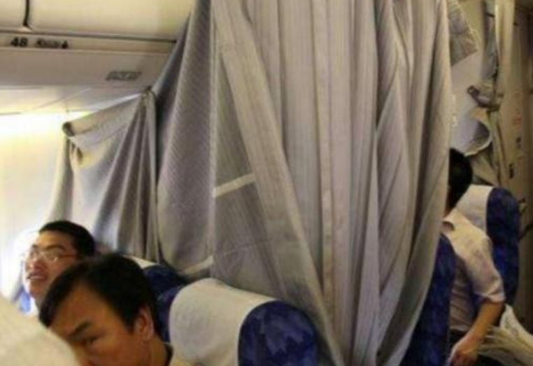 飛機開始航行，空姐為何要偷偷拉上布簾？小姐姐透露其中“貓膩”