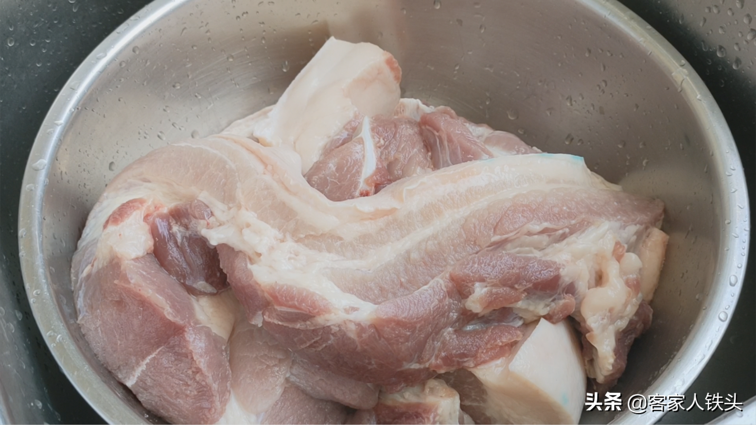 廣東人酒席上必上的一道菜，不用大料，出鍋口感香軟，好吃又不膩