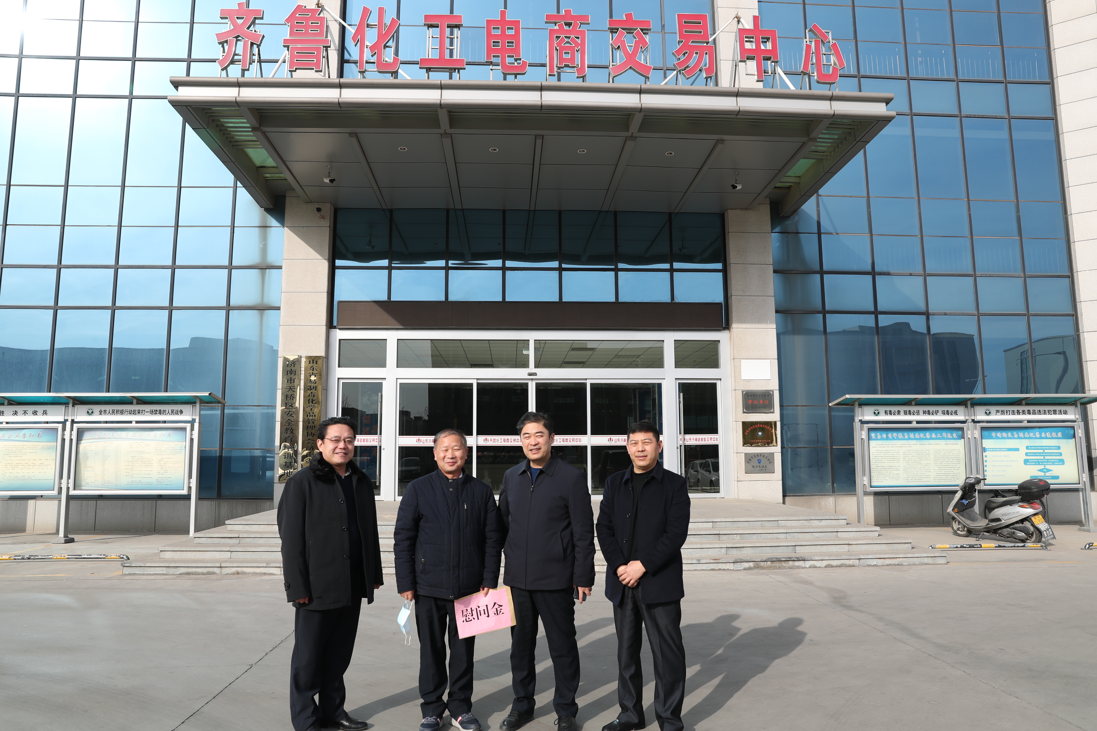 春节前夕，园区管委会领导走访企业家