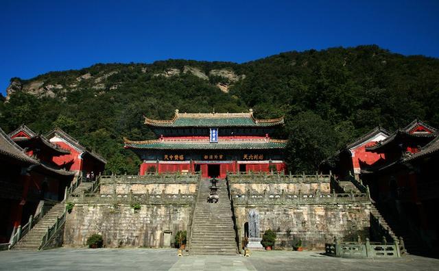 张三丰和金庸小说写的完全不一样，不仅抗元，还自称是元朝遗老