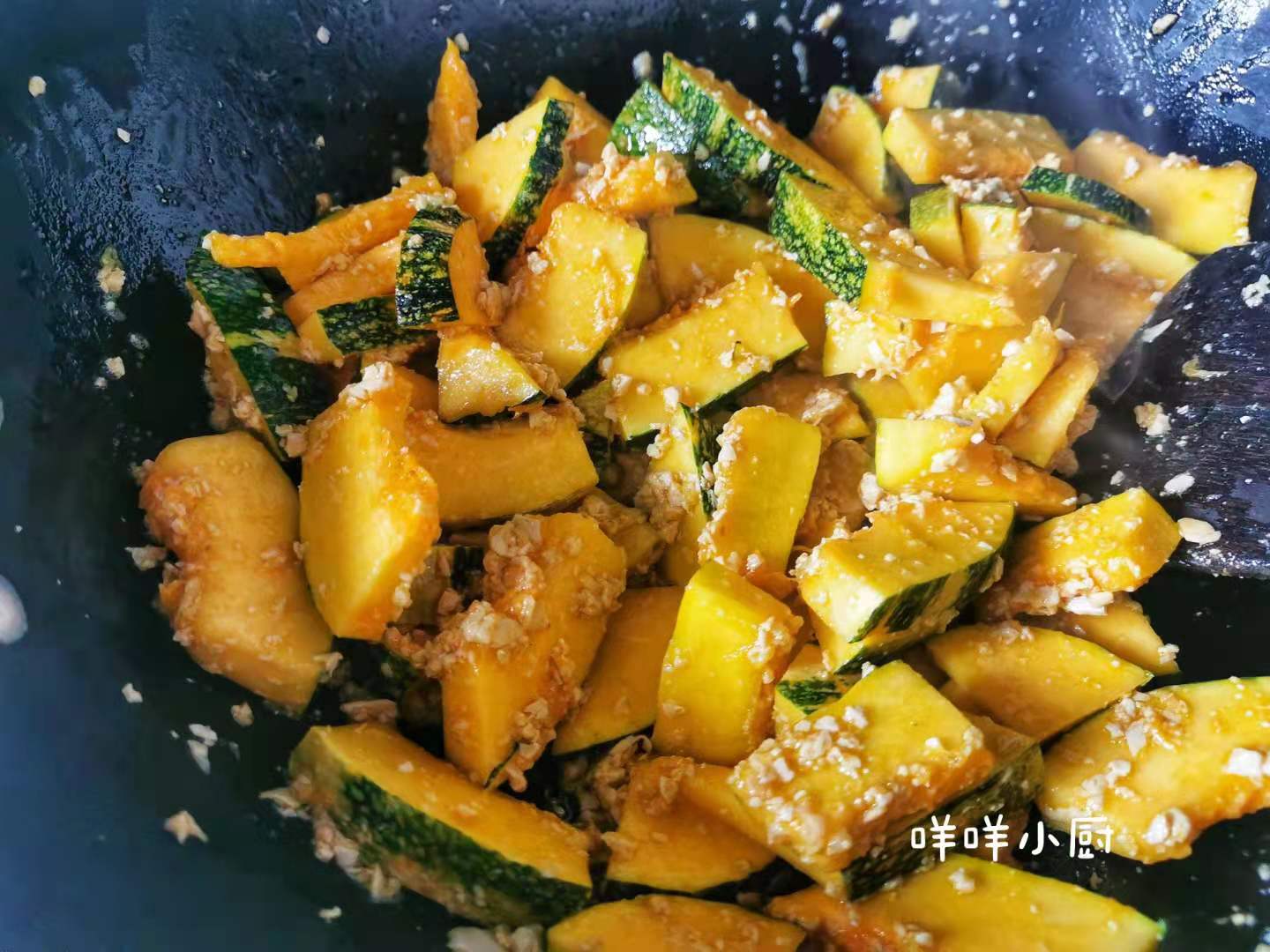 秋天吃南瓜健脾养肺，分享南瓜的新吃法，做法简单，味道咸鲜独特