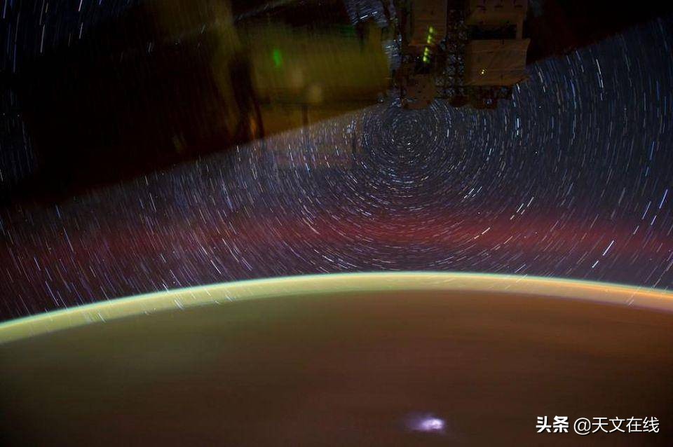 从国际空间站上看到的星迹是什么样的？