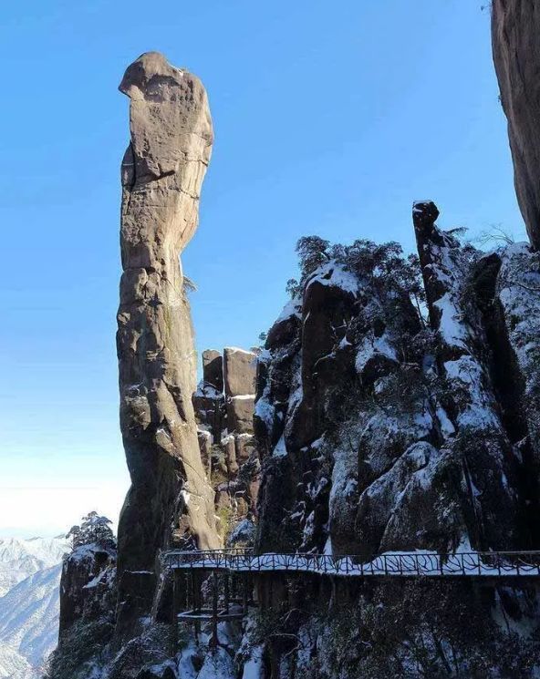 The Python Peak of Sanqing Mountain is an endangered scenic spot, what ...