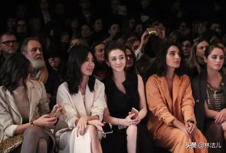 女明星合照这么有心机？刘诗诗、李小冉的抢镜