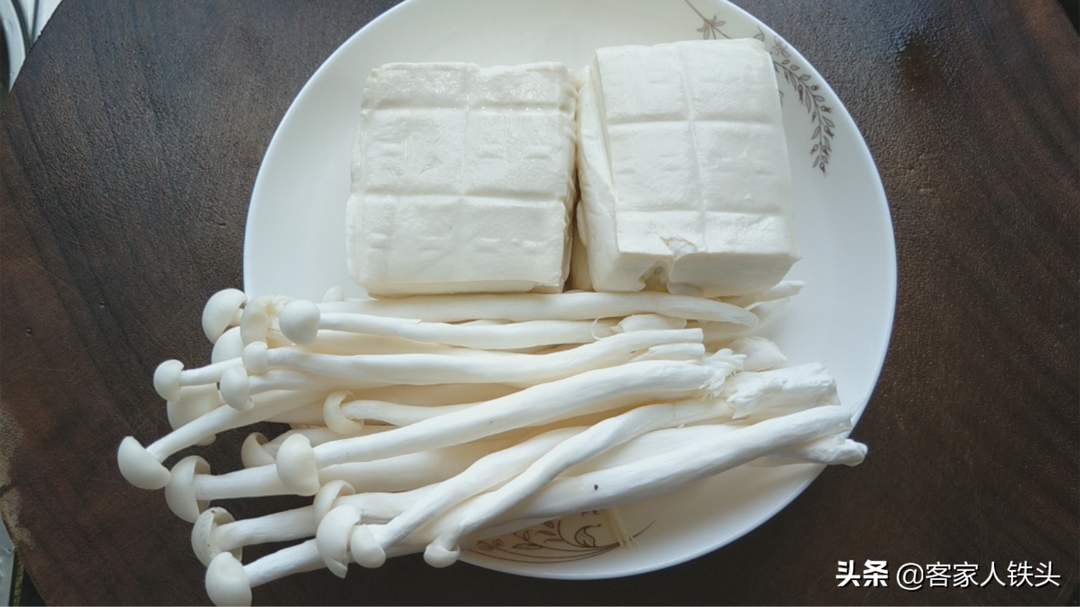 4塊豆腐6只蝦加一把菇，教你一道鮮味十足的家常菜，好吃又下飯