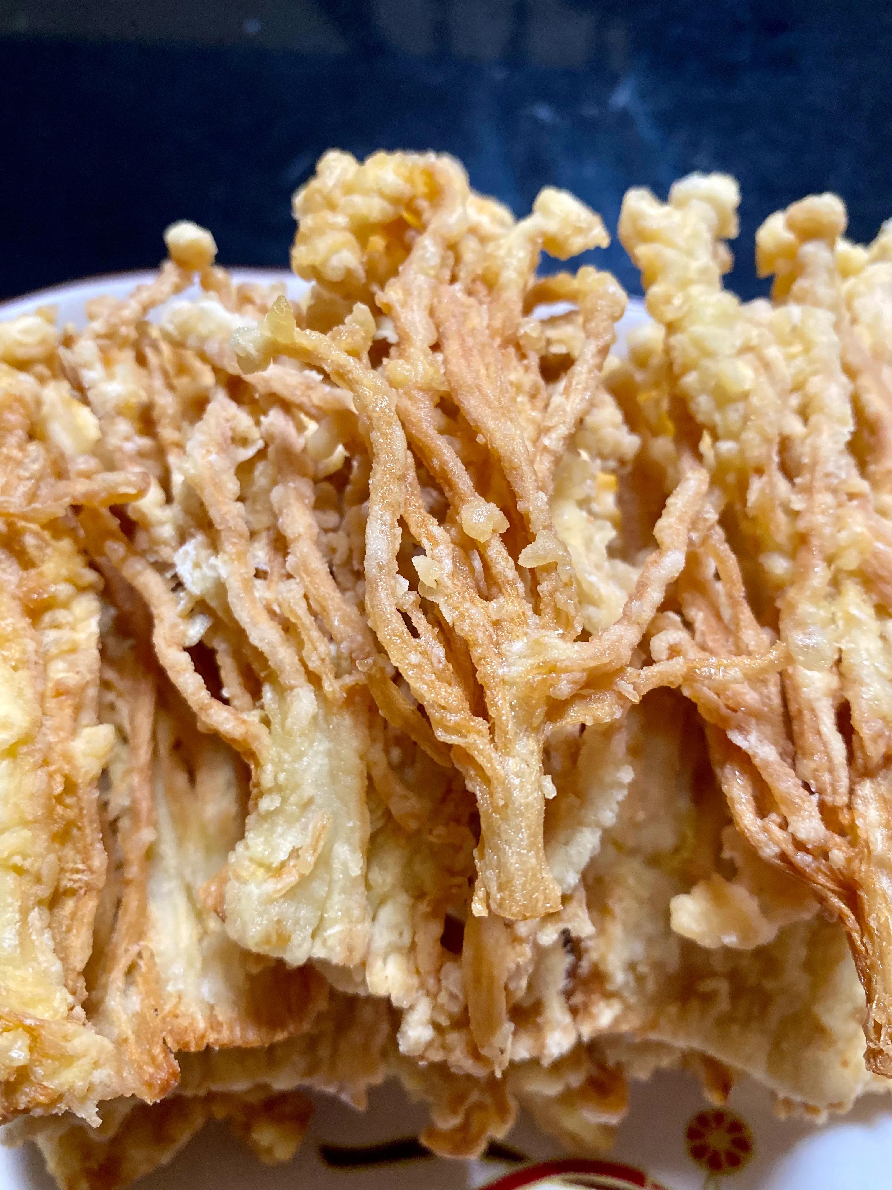金針菇這樣炸著吃，酥的掉渣，成本不足5塊錢，老公說好像發財樹