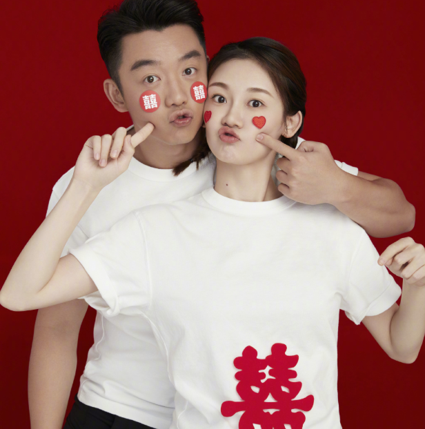 郑恺苗苗官宣结婚，结婚照上孕肚成谜，网友评论跑偏