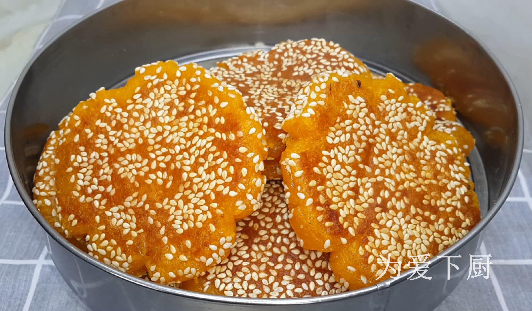 烙南瓜餅時，記住不要直接烙餅，大廚教你兩招，個個軟糯又香甜