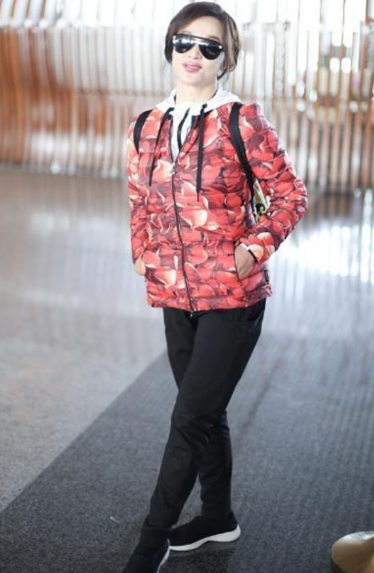 刘晓庆穿搭太喜庆，红色印花棉服配运动裤，却被双手暴露真实年纪