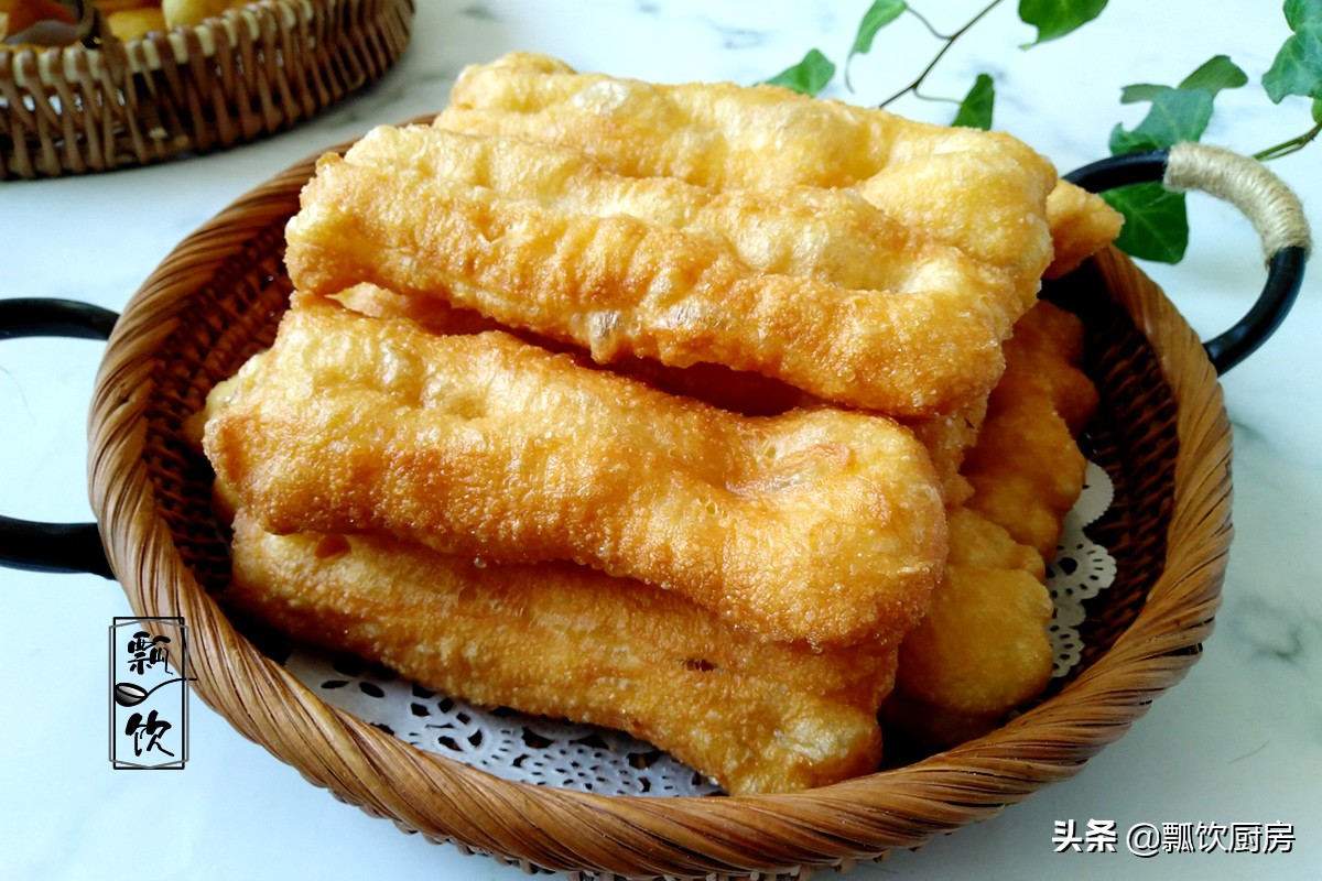 做油条新方法，外酥里软鼓大泡，告别干硬，软的弯腰，凉了都不硬