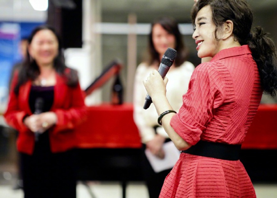 刘晓庆办书法展！65岁的年纪40岁的脸，戴超大翡