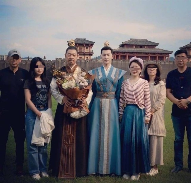 李若彤晒与张丰毅健身照，穿露脐装秀腹肌，65岁张丰毅身材更好